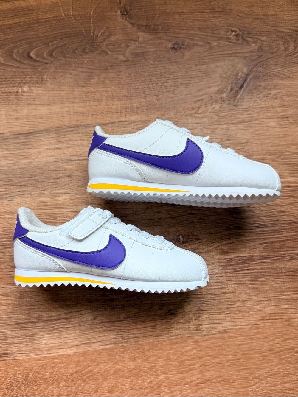 Nike Cortez - Toddler 8C
White Sneakers with Purple Swoosh